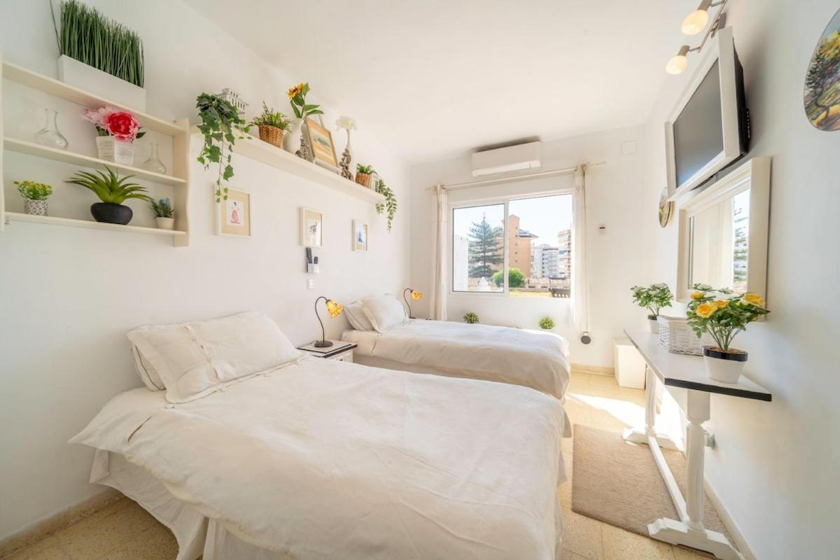 Sun-drenched, Sea-view With Giant Patio! Appartement Fuengirola